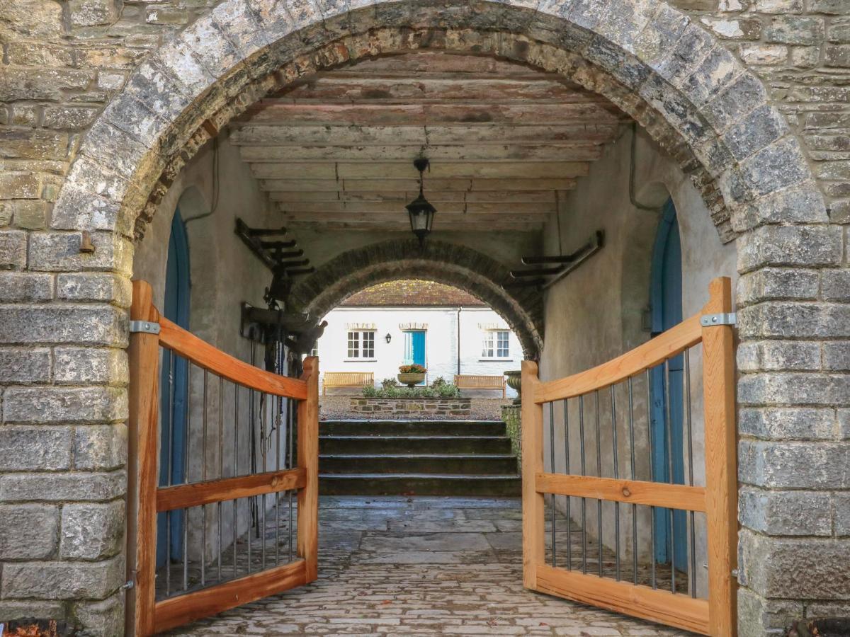 The Old Carriage Court Villa Kidwelly Exterior photo