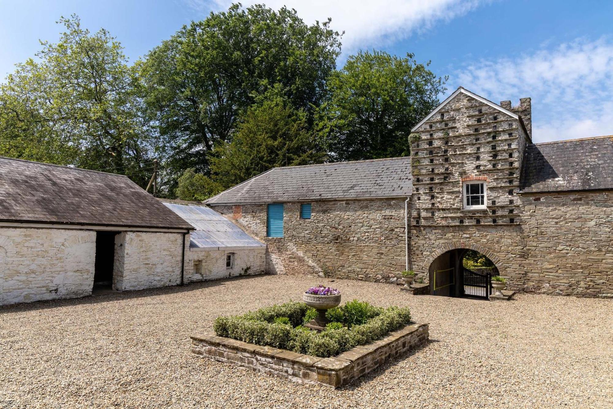 The Old Carriage Court Villa Kidwelly Exterior photo