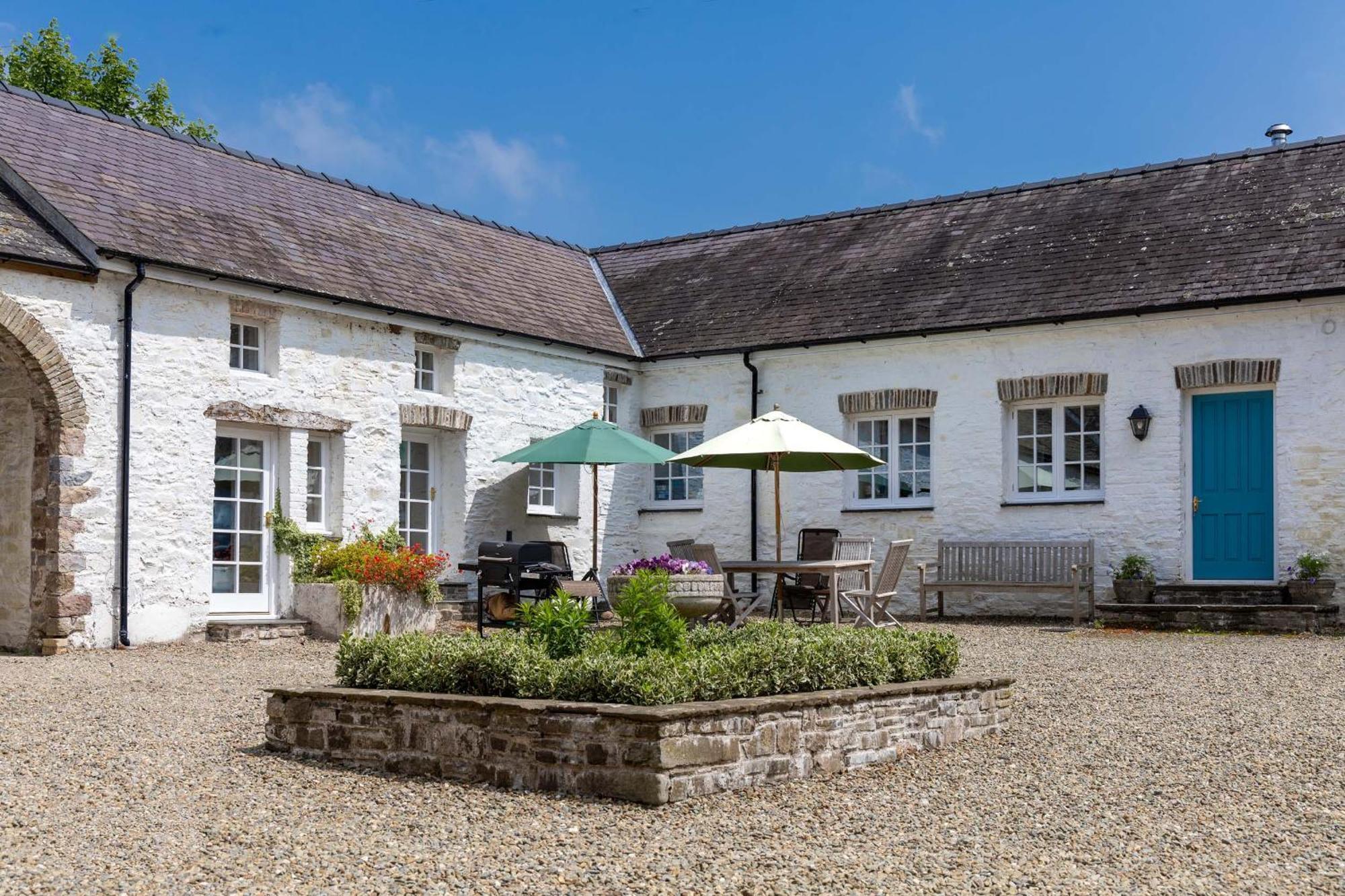 The Old Carriage Court Villa Kidwelly Exterior photo